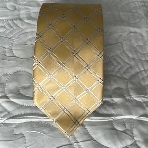 Arrow pale yellow tie